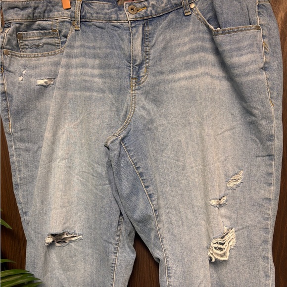 Torrid Crop Boyfriend Jeans Size Light Wash Distressed Raw Hem Vintage Stretch - Picture 2 of 10